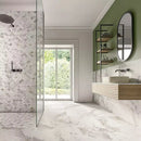 Moderne badkamer met Golden Age White Visschub en glazen douchewand op marmeren vloer