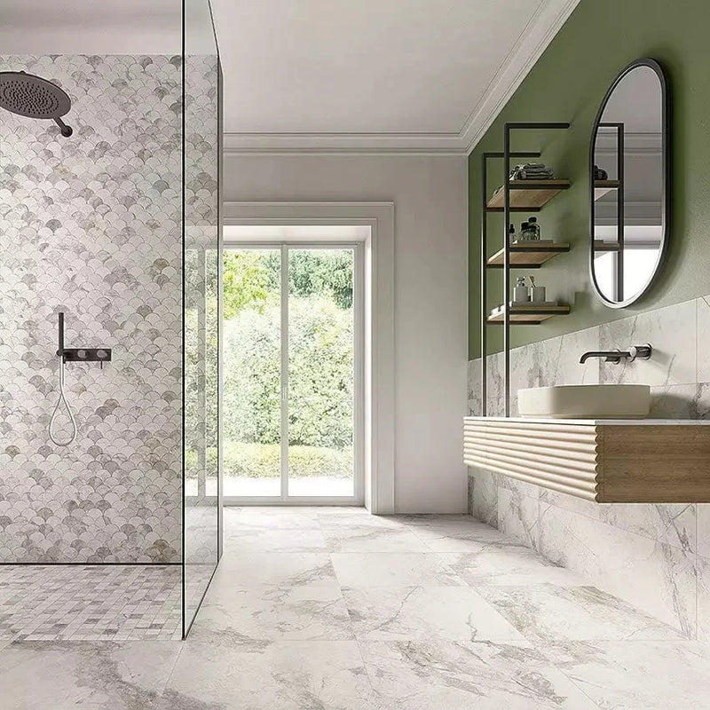 Moderne badkamer met marmeren vloeren en muren, glazen douche, Golden Age White Visschub