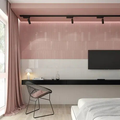 Moderne wire mesh stoel met diamanten patroon naast een Grace Blush Gloss bureau