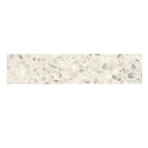 Terrazzo-stijl tegelstrip met beige en grijze fragmenten van Granito Plint Ferrara 40x7,5 cm