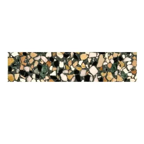 Terrazzo vloerpatroon met kleurrijke steentjes in Granito Plint Roma 40x7,5 cm