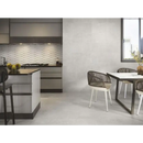 Moderne keuken met grijze kasten en Kerabo Groove Titanio wandtegel als achterwand