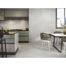 Moderne keuken met kerabo Groove Titanio 60x60 mat rett en grijze kasten