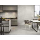 Moderne keuken met grijze kasten en textured backsplash met Groove Titanio 60x60