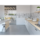 Moderne witte keuken met houten werkbladen en Habitat Gris Mat 75x75 tegels