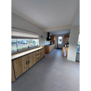 Moderne keuken met houten kasten en lange aanrecht, Habitat taupe mat 75x75 erbij