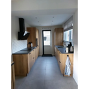 Moderne galley keuken met lichte houten kasten en zwarte aanrecht, Habitat taupe mat 75x75