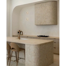 Beige marmeren keuken eiland Hazel Travertin met gebogen barkrukken en moderne kraan