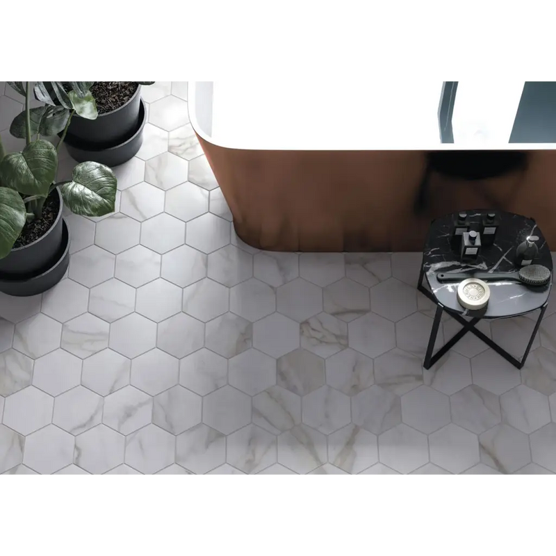 Witte hexagonale tegels met marmerlook in de Hexagon Diamond Gold mat 15x17