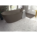 Moderne vrijstaande bruine badkuip met afgeronde randen naast Hexagon Ducale Mat 15x17