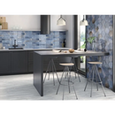 Moderne grijze keuken eiland met matte afwerking en minimalistisch design in hexagon moon blue glans 16x18 tegel