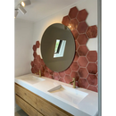 Ronde spiegel op terracotta hexagon moon garnet tegel backsplash in stijlvol interieur