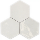 Drie hexagon Moon White tegels in een driehoekige opstelling, perfect voor elke ruimte