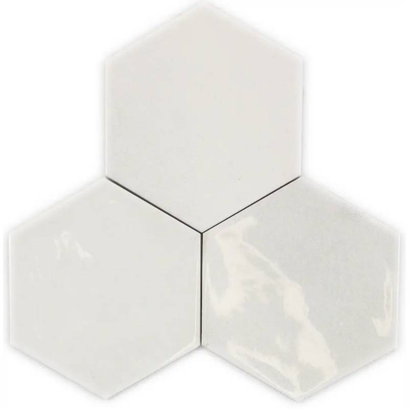 Drie hexagon Moon White tegels in een driehoekige opstelling, perfect voor elke ruimte