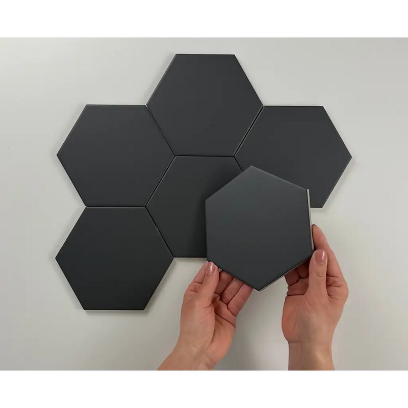 Zwarte hexagon wandtegels in honingraatpatroon voor de Hexagon Timeless Black mat 15x17