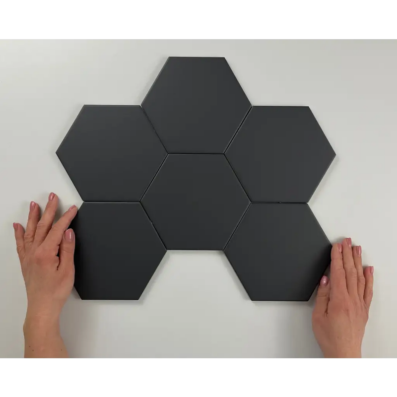 Zwarte hexagonale tegels in honingraatpatroon op de Hexagon Timeless Black mat 15x17