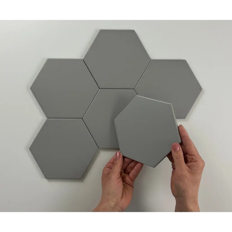 Grijze hexagonale tegels in een honingraatpatroon voor de Hexagon Timeless Grey mat 15x17