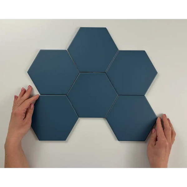 Zes teal hexagon timeless marine tegels in een bloemvormig patroon op de marine mat 15x17