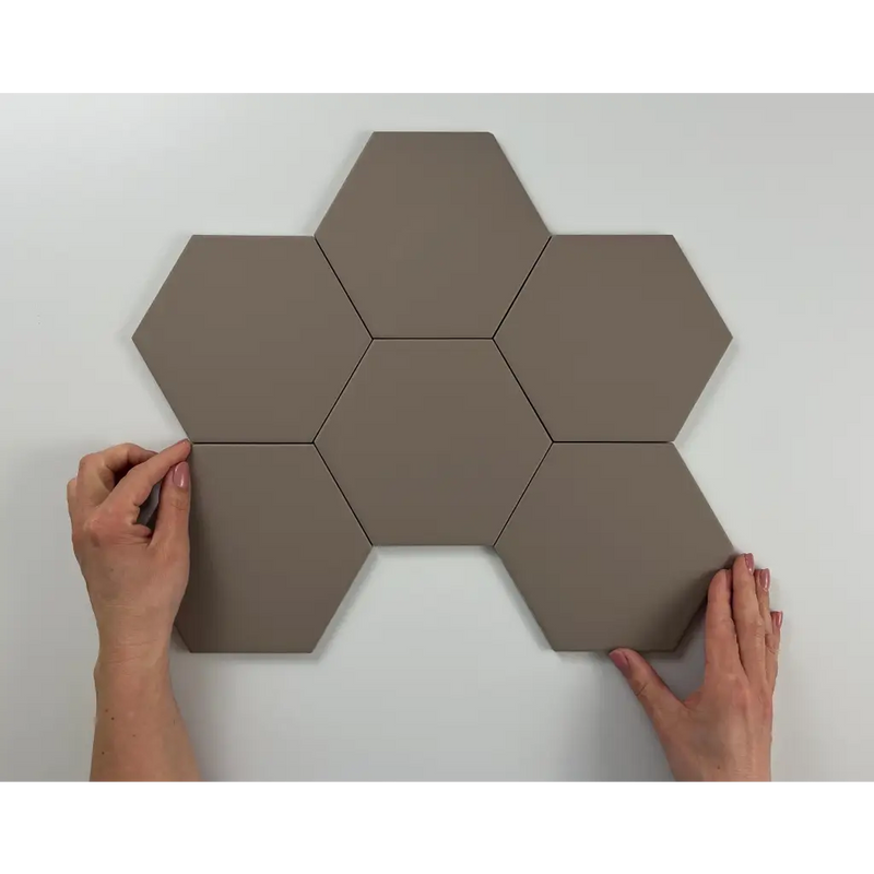 Zeven bruine hexagonale tegels in honingraatpatroon van de Hexagon Timeless Taupe mat 15x17