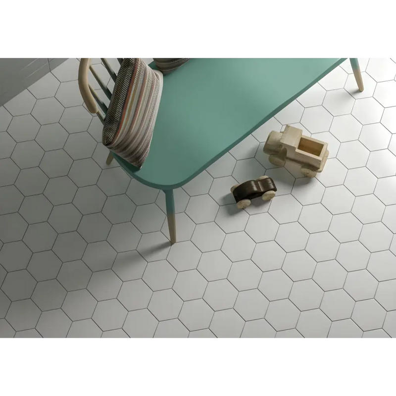 Witte hexagonale tegelvloer met lichtgrijze voeglijnen, Hexagon Timeless White mat 15x17