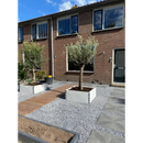 Modern tuin met houten loopbrug en tegel hormigon antraciet voor unieke uitstraling