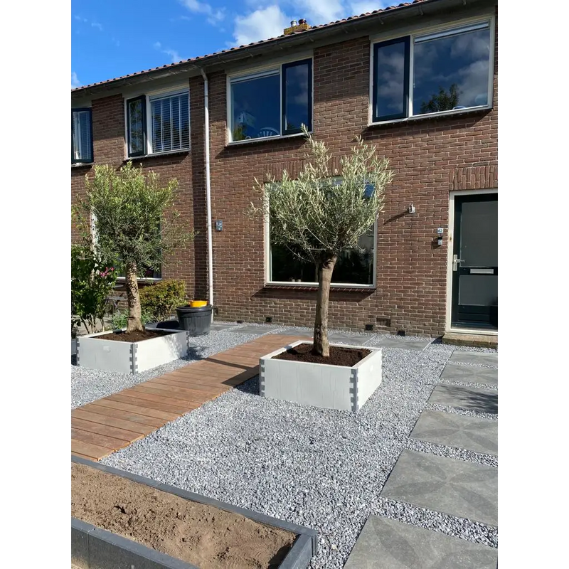 Modern tuin met houten loopbrug en tegel hormigon antraciet voor unieke uitstraling