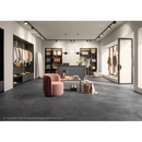 Moderne kledingboetiek met donkere vloeren en roze stoelen, Impact Graphite 60x60 rett