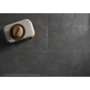 Witte zeepdispenser met gouden knop op Impact Graphite 60x60 rett oppervlak