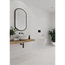 Minimalistische witte badkamer met Prissmacer Isis mat 30x60 en zwevende houten wastafel