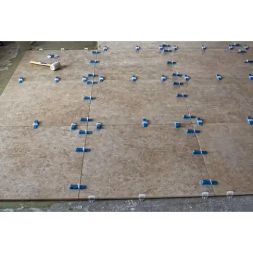 Nieuw gelegde vloertegels met Jabo levelling systeem voetstukken 250 stuks 1mm clips