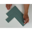 Teal L-vormig object in handen met Kalma Blue Lake 6x18,6 mat