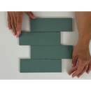 Vier groene rechthoekige tegels in een verspringend patroon van Kalma Blue Lake 6x18