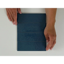 Donkerblauwe Kalma Deep Blue 6x18 map met horizontale secties in handen