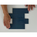 Navy blue tegels in een verspringend patroon van Kalma Deep Blue 6x18