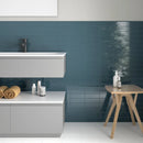 Moderne badkamer met Kalma Deep Blue 6x18 wastafel en opbergrek