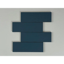 Staggered dark blue rechthoekige tegels van Kalma Deep Blue 6x18,6 in offset patroon
