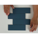 Vier navy blue rechthoekige tegels in een verspringend patroon van Kalma Deep Blue