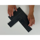 Twee zwarte keramische tegels in L-vorm van Kalma Mercury 6x18