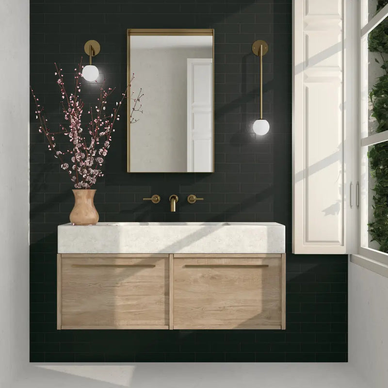 Moderne floating vanity met witte wastafel en lichte houten kasten van Kalma Mercury 6x18