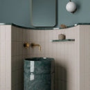 Cylindrische groene marmeren wastafel met wandfaucet in Kalma Morchella 6x18 stijl
