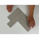 Grijze rechthoekige blokken Kalma Morchella 6x18 worden tegen een oppervlak gehouden