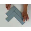 Grijze rechthoekige tegels in L-vorm met Kalma Poeder Blauw 6x18,6 mat design