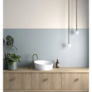 Witte vessel-wasbak op een lichte houten wastafel met Kalma Poeder Blauw 6x18,6 mat