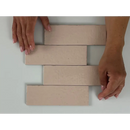 Handen leggen beige Kalma Rose 6x18 tegels in een verspringend patroon