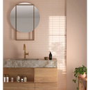 Moderne badkamer met Kalma Rose 6x18 wastafel, houten kast en ronde spiegel