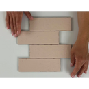 Vier beige keramische tegels in een verspringend patroon van Kalma Rose 6x18