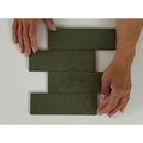 Olijfgroene Kalma Selva 6x18 tegels in een verspringend patroon