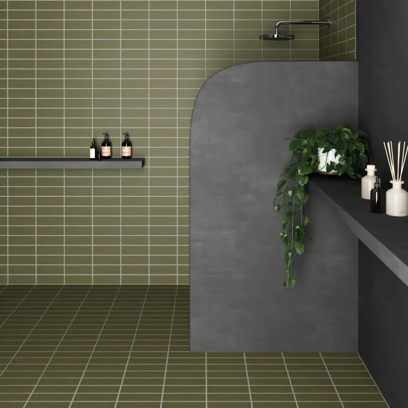 Moderne douche met kromme betonwand en olijfgroen tegel Kalma Selva 6x18