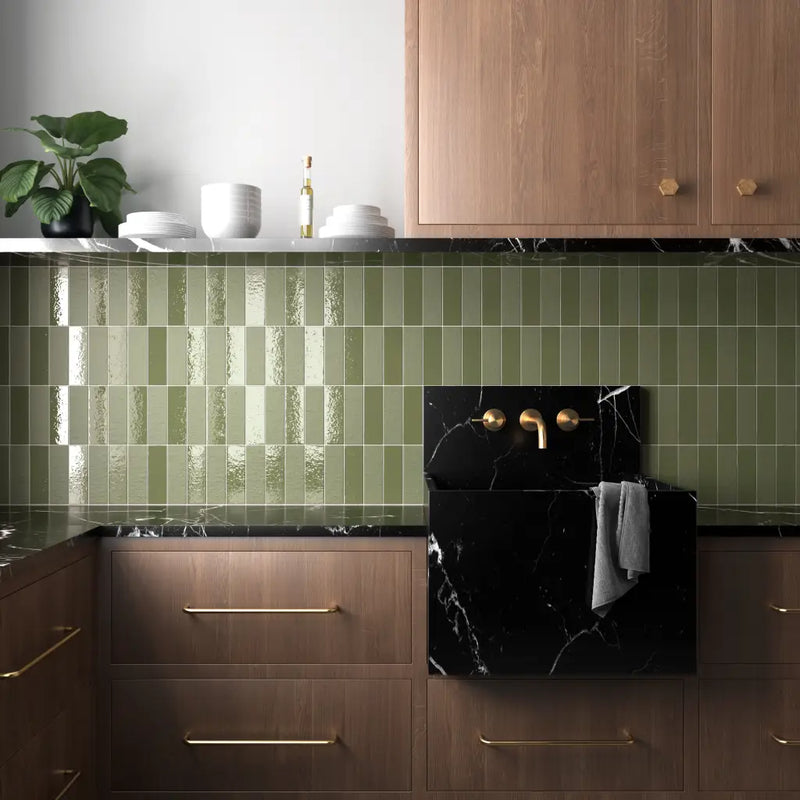 Moderne keuken backsplash met Kalma Selva 6x18 sagegroene tegels en zwart marmeren accent