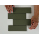 Vier olijfgroene rechthoekige tegels in een verspringend patroon van Kalma Selva 6x18
